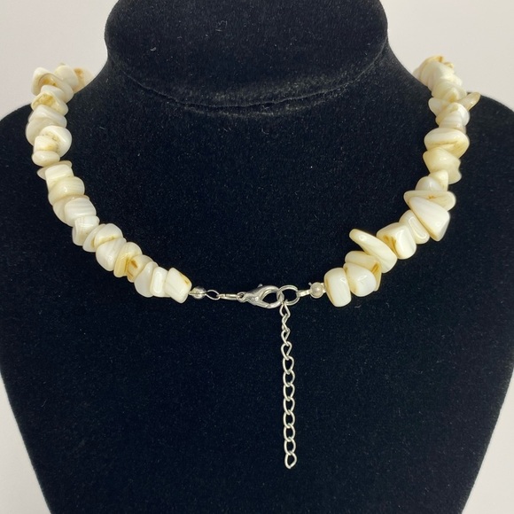 PUKA CHIP SHELL NECKLACE VACATION BEACH NECKLACE STYLE CREAM to BEIGE - Picture 7 of 7